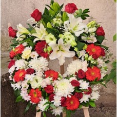 Coroana funerara crini eustoma si trandafiri